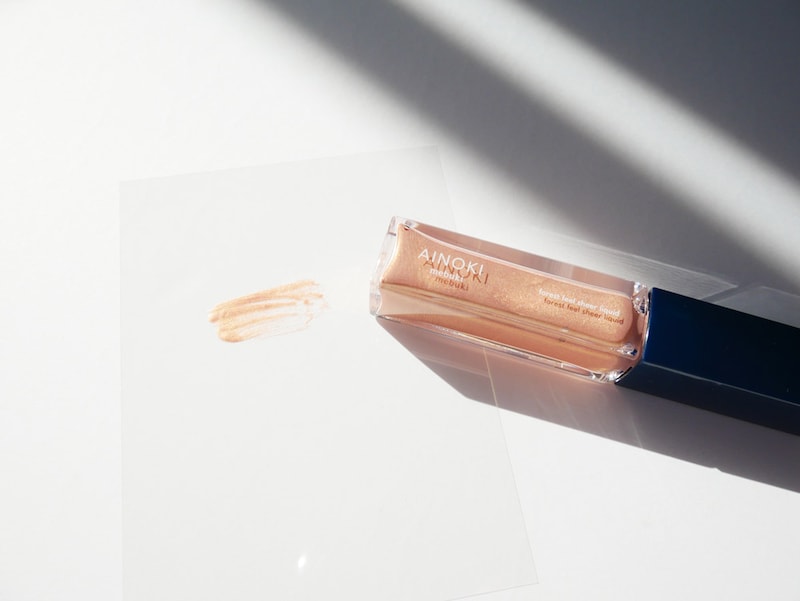 天然由来成分99%配合で、目元だけでなくチークとしても使えるリキッドカラー。こちらは01木漏れ日(ベージュゴールド)