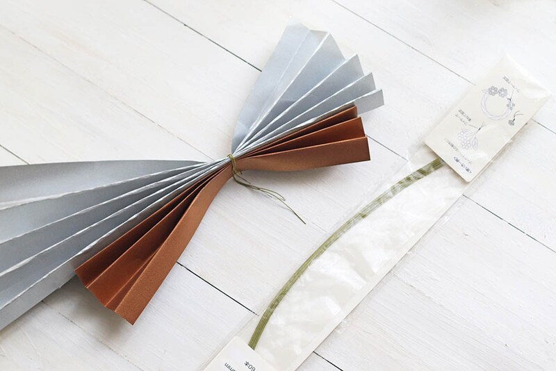 画用紙をワイヤーで留める