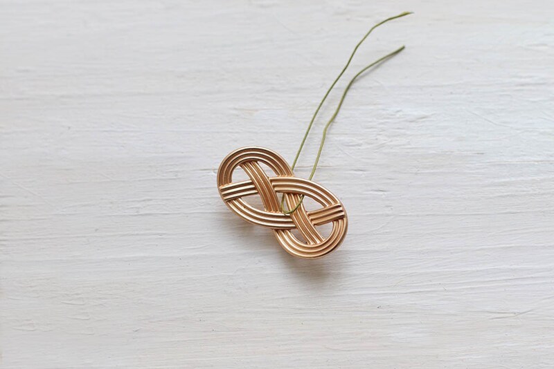 箸置きにワイヤーを通す