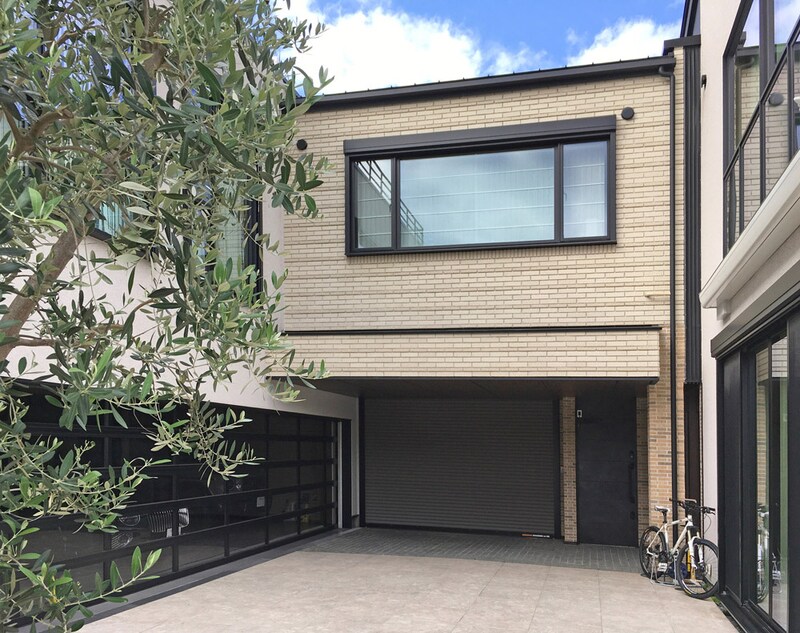 オリーブの木から中庭を見る　左側はパーキング、右側は住宅。