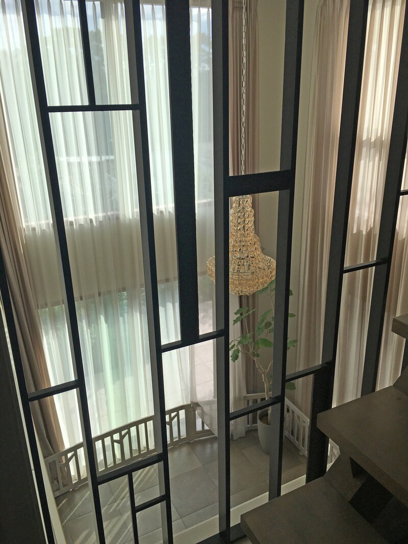 3階上り口あたりから見える吹き抜けのドッグランスペース。