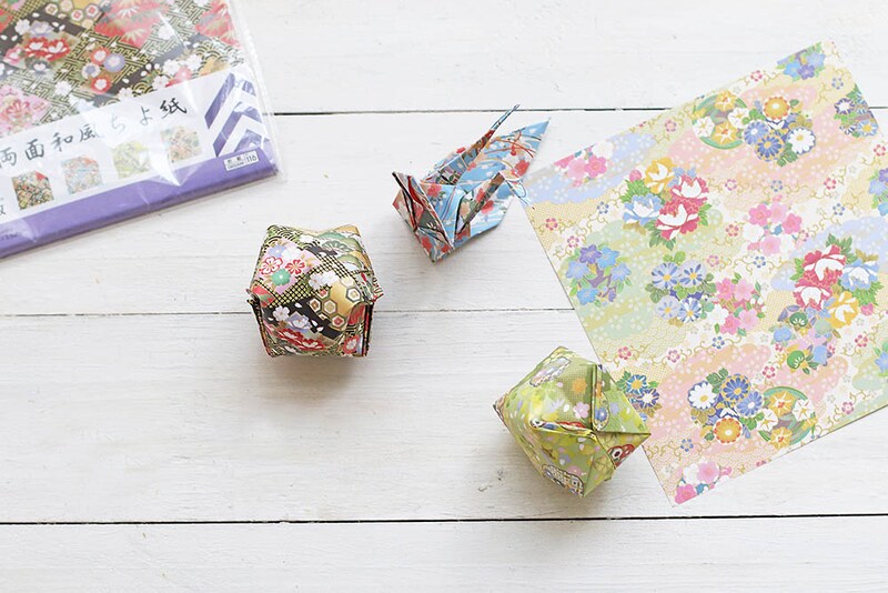 千代紙の手毬と鶴