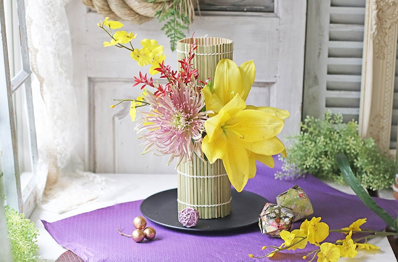 【100均DIY】ガラス瓶×巻きすが活躍！ “和モダン”な縁起のよいお正月飾り　プチプラ花コーデVol.171