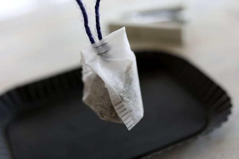 袋の口を閉じる