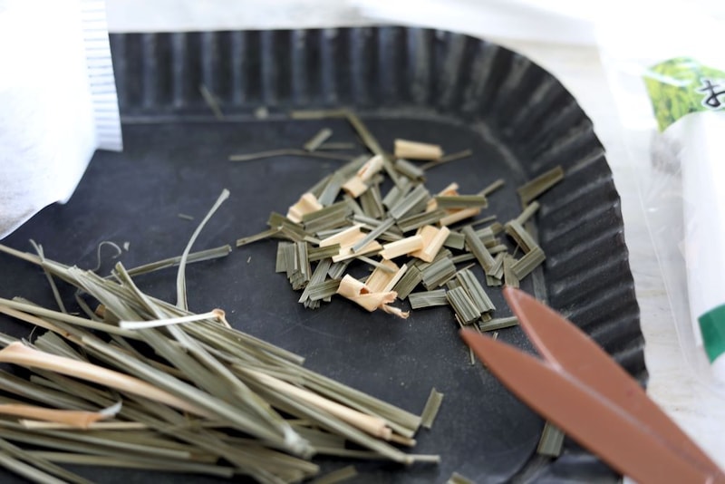 乾燥レモングラスを刻む