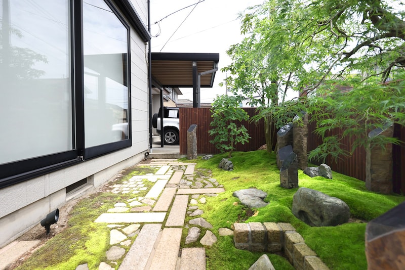 玄関アプローチから見た和の庭。