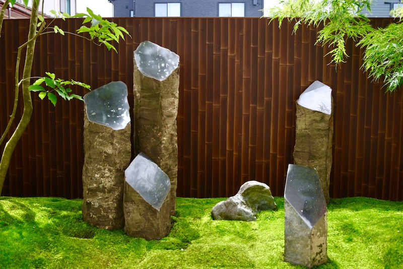 庭にアートを宿す六方石と、新潟の名石・八海石