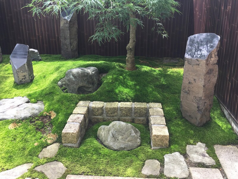 集水桝はピンコロ石で囲ったコの字型の中に景石を重ねて隠す