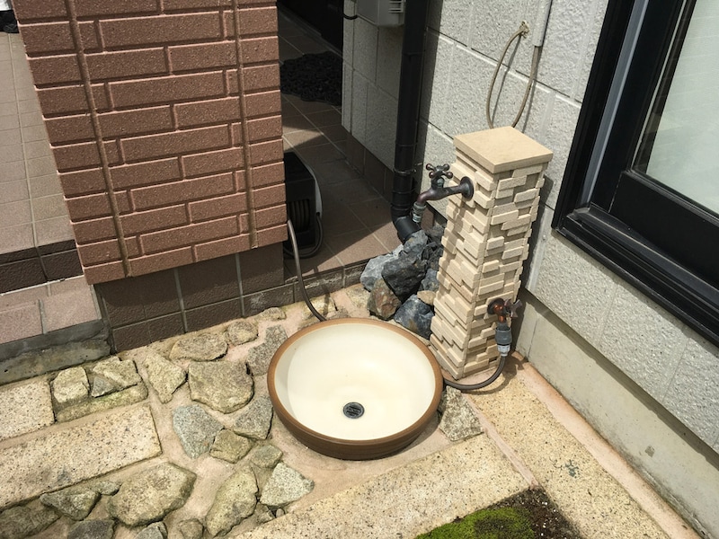 延べ段の色に合わせたサビ色の立水栓。