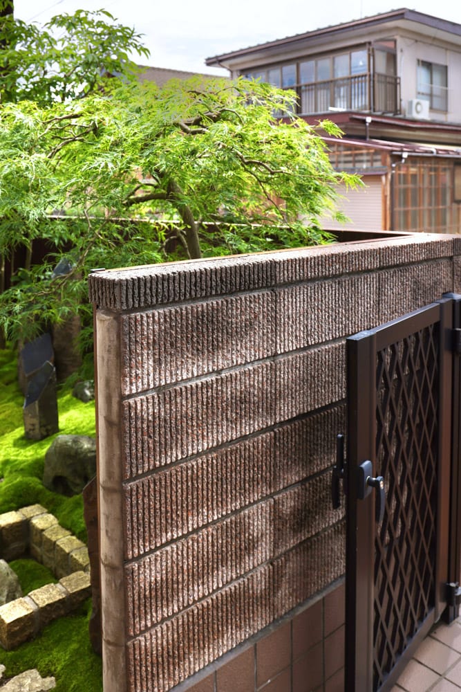 既存ブロック塀を生かして内側のみ板張りを施工。