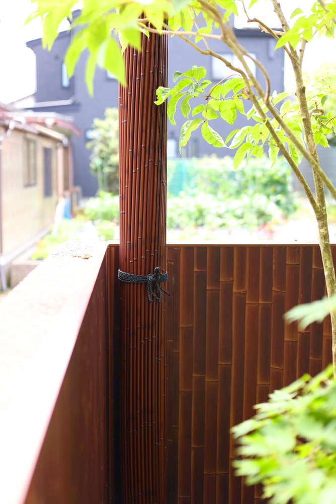 アオダモの後ろにある電柱も、すだれを巻いて目立たないように工夫。