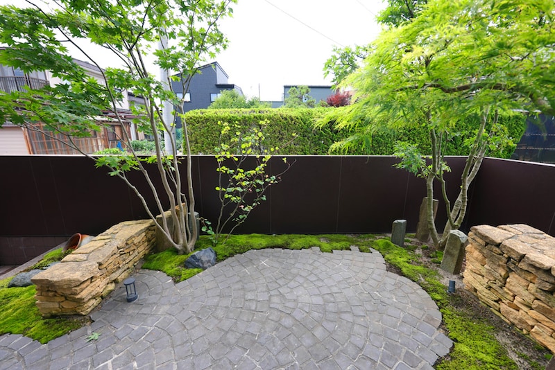 扇形の床と石積みが演出するモダン空間