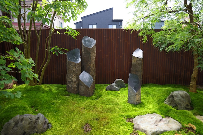 塀で庭は見違える。煤竹風の演出