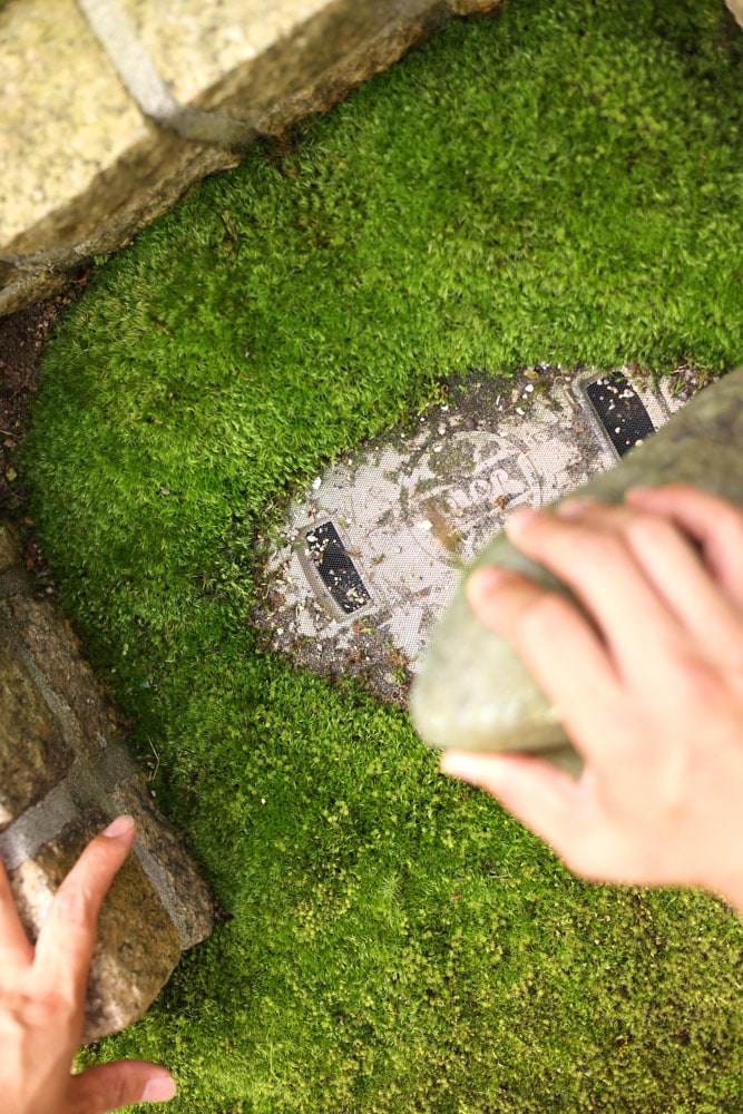 影石の下には集水枡のフタ。