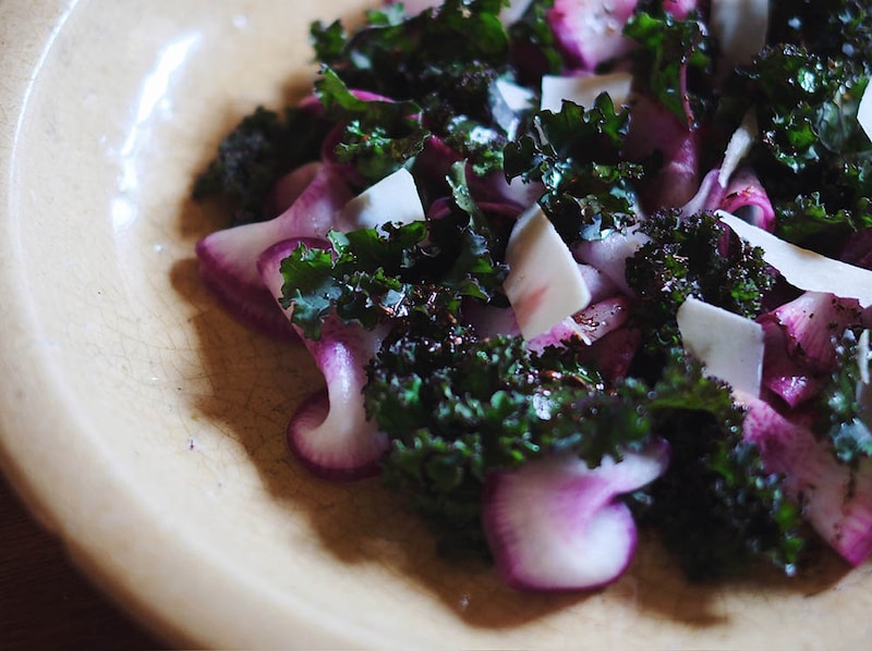 紫のダイコンと紫のケールのサラダ