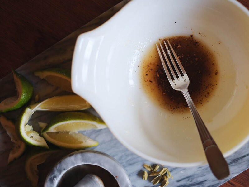 スパイス、砂糖、レモン汁を混ぜる