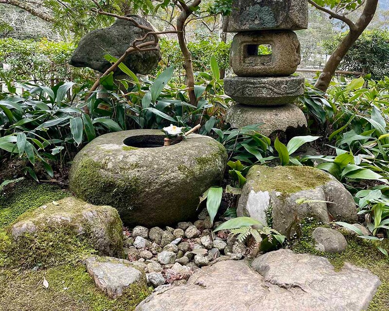 臥龍山荘（大洲市）の蹲踞と石灯籠