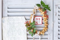 材料はスーパーと100均で。穴を開けて通すだけ！ 無病息災を願う節分飾り「落花生リース」をおしゃれに手作り