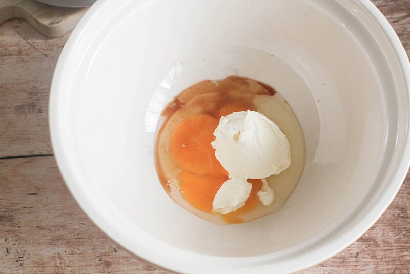 ボウルにサワークリーム、卵、バニラを入れる