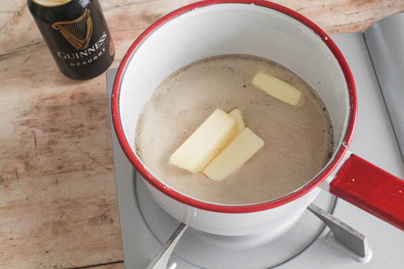バターとギネスビールを火にかける