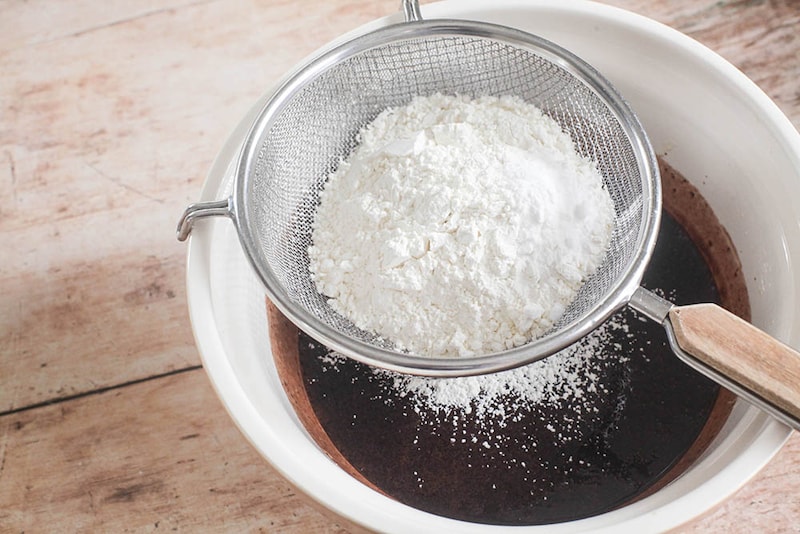 薄力粉と重曹を入れる