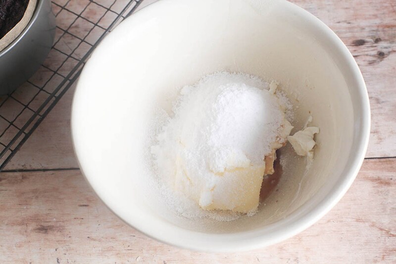 材料をボウルに入れる