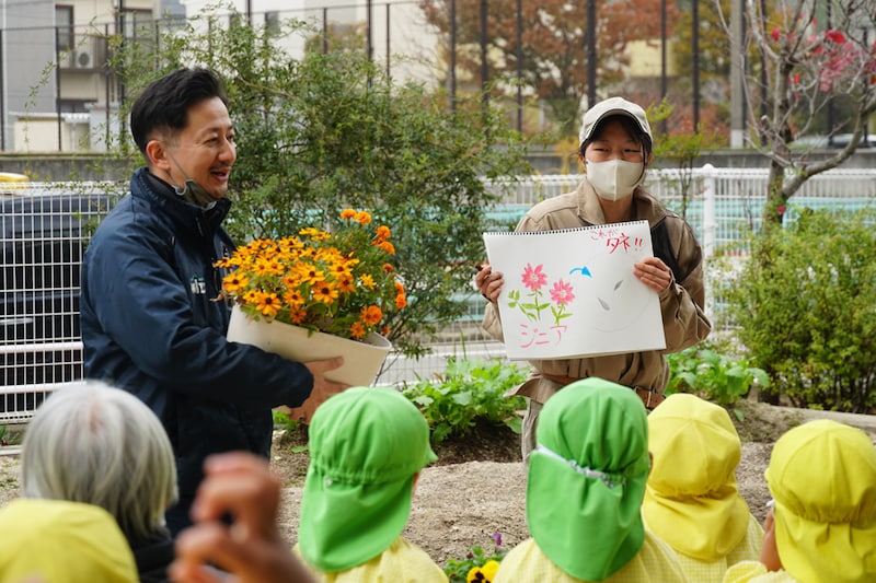 はなつむぎプロジェクトには、西日本短期大学緑地環境学科の山本俊光准教授と」ゼミの学生が協力。学生はイラストを活用しながら植え付けや管理方法を説明しました。