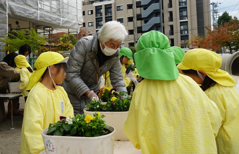 「はなつむぎプロジェクト」の様子。一緒に寄せ植えをする高齢者福祉施設利用者と保育園の園児。11月はパンジー、ビオラ、チューリップを用意しました。