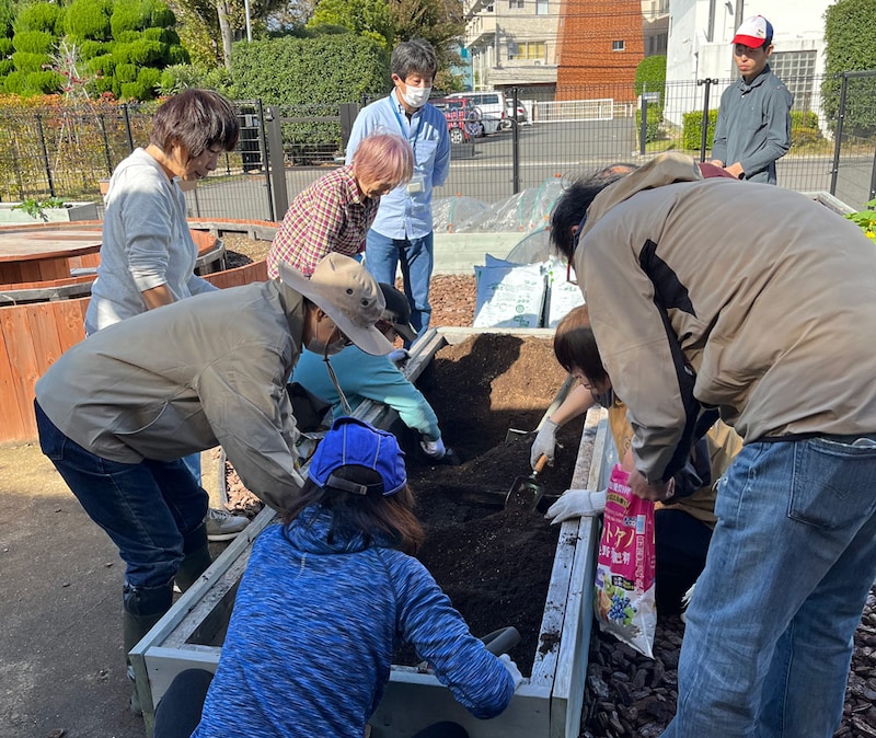 2025年11月1日と3日に開催された種まき会。近隣から集まった参加者合計22人で、土づくりから始めてタネを播きました。
