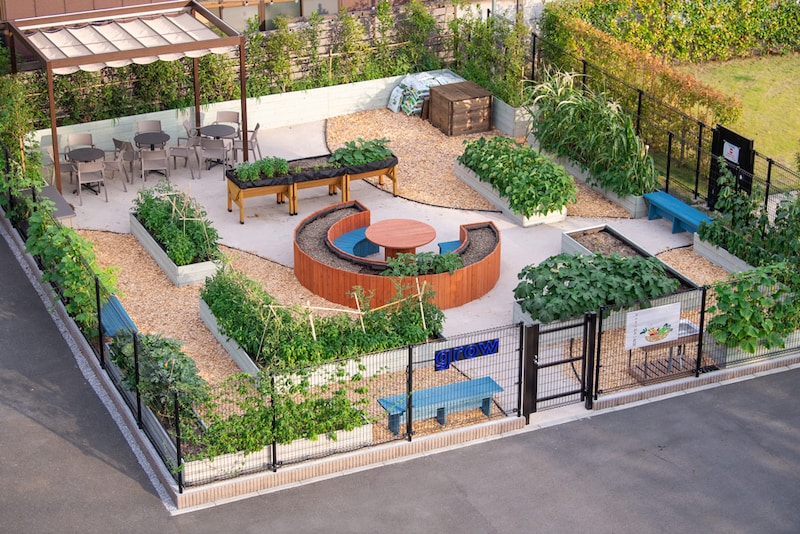 タニタふれあい農園。みんなが集まれるテーブルと広い通路があるため、作付面積は全体の1/5程度。コミュニケーションを重視したゆとりのあるデザインです。