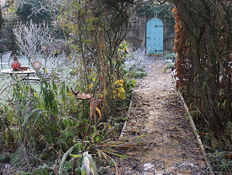 色数が少ないから季節だからこそ、置くアイテムもトーンが大事。Carmina_Photography/Shutterstock.com