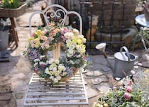 広い庭がなくても、春はこんなに可愛い。3つのリースで描く、早春の庭