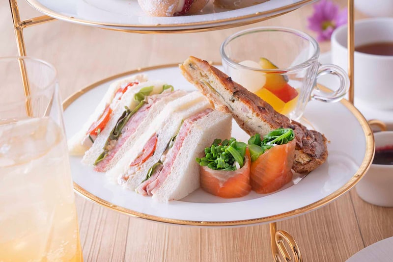 Savory：桜エビのキッシュ、ローストビーフとぶどう酢のフレッシュクリームチーズサンドイッチ、くぬぎ鱒と菜の花のロール、ピクルス