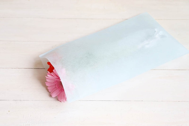 ラッピングバッグに花を入れる