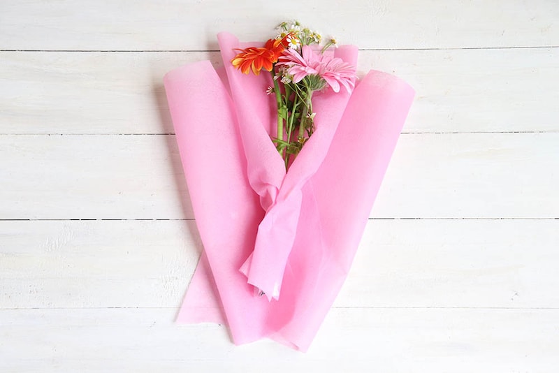 不織布を置いて仮留め