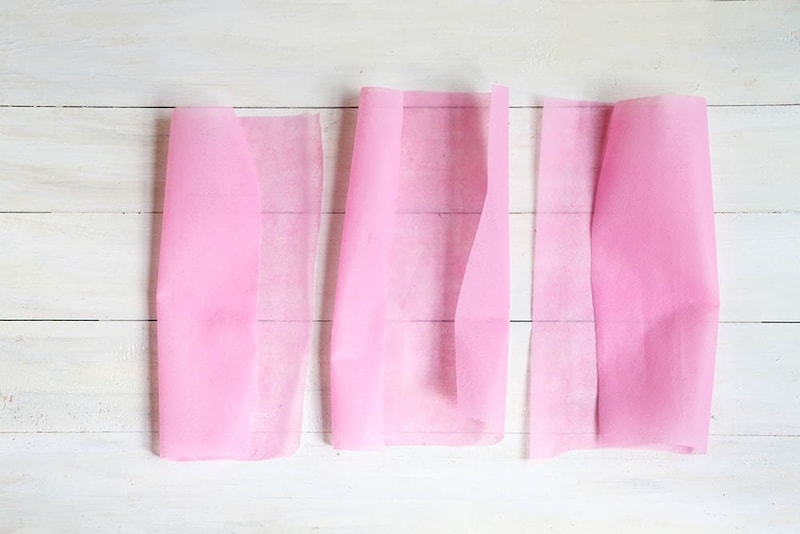 不織布をカットして並べる