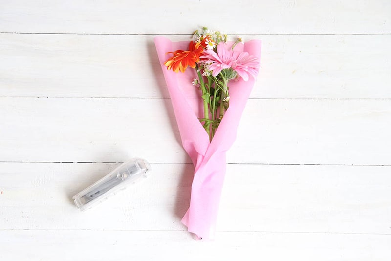 花束を置いて仮留め