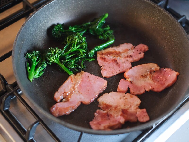 ベーコンとブロッコリーを焼く