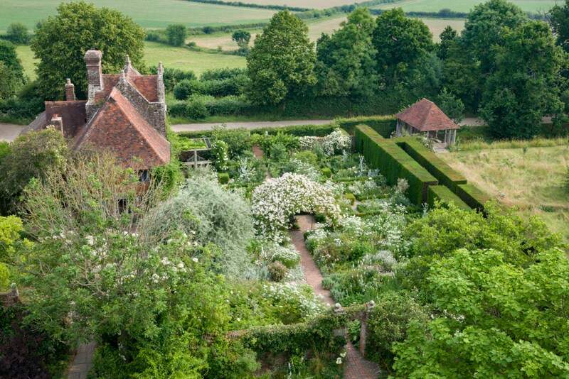 開花時期のホワイトガーデン。中央は白いつるバラに覆われたガゼボ。©National Trust Images/Andrew Butler