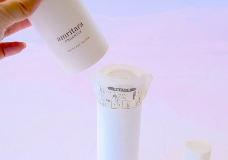 ボトルに密閉レフィルをセットして使用するのですが、この容器と仕様が本当に天才！　密閉レフィルパックを切らずにボトルにセットできるので、外部の空気に触れず、合成防腐剤を使用していないのに新鮮なまま使えます。また、中のレフィルパックを換えるだけでボトルは繰り返し使えるのでリピートするならコスパもよし、環境にもよしなのです。