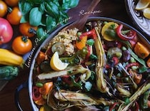 テーブルがパッと華やかに！ カラフル夏野菜とバジルたっぷりの「インディアンパエリヤ」のレシピ
