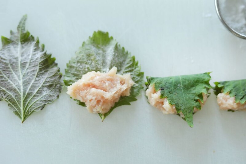 鶏ひき肉をシソで巻く