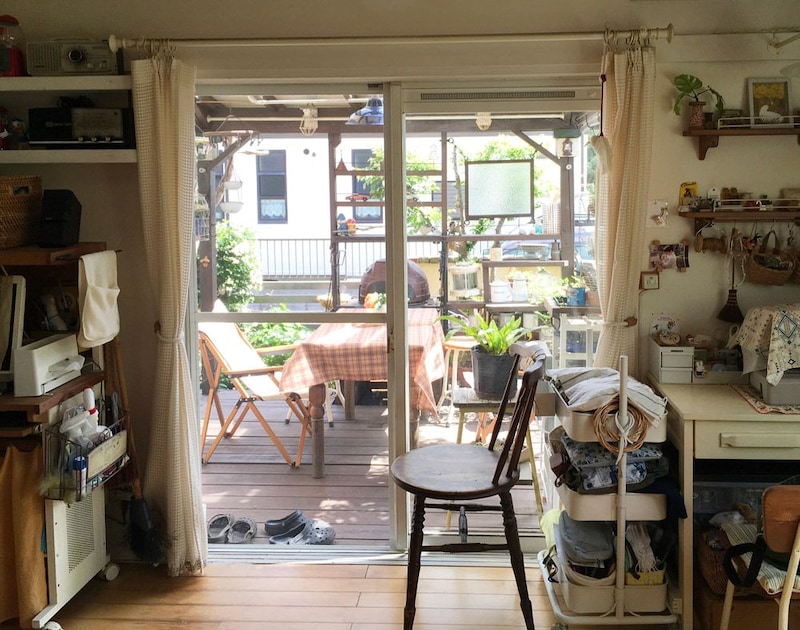 室内から見るウッドデッキ。窓から一歩出ればいつでもこの空間が楽しめます。