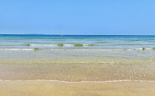 「助けて!」必死に泳いでも前に進まない…妻と私を襲った海での恐怖の一部始終【体験談】