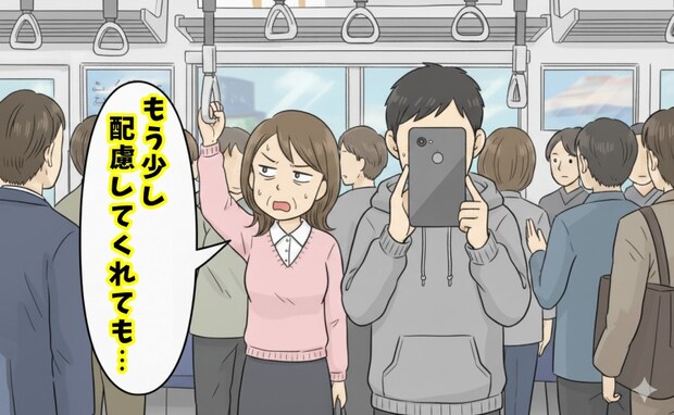 「もう少し配慮を…」混雑電車で隣の男性のスマホに視界を奪われた朝の出来事【体験談】