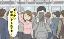 「もう少し配慮を…」混雑電車で隣の男性のスマホに視界を奪われた朝の出来事【体験談】
