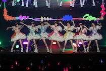 FRUITS ZIPPER、ティアラ輝く“姫スタイル”で登場！多幸感あふれるパフォーマンスでラスト飾る＜カワコレTGC＞