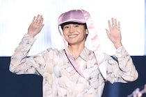 西垣匠、うさぎポーズ＆甘い笑顔で悩殺♡うさ耳キャップの甘々コーデ