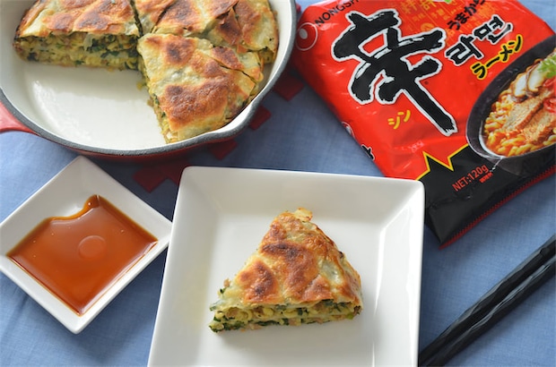 【びっくりアレンジ】あの「辛ラーメン」を"円盤餃子"にしてみた！ラー油不要のピリ辛が沼♪【企業公式】