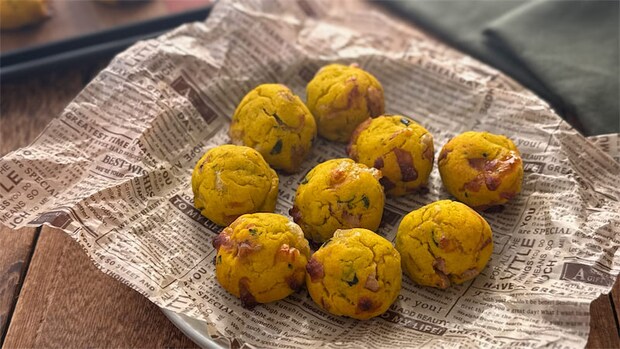 【ほぼかぼちゃ】クルミがコリっと♡「米粉のかぼちゃチーズボール」は丸めて焼くだけ!【元パティシエ直伝】